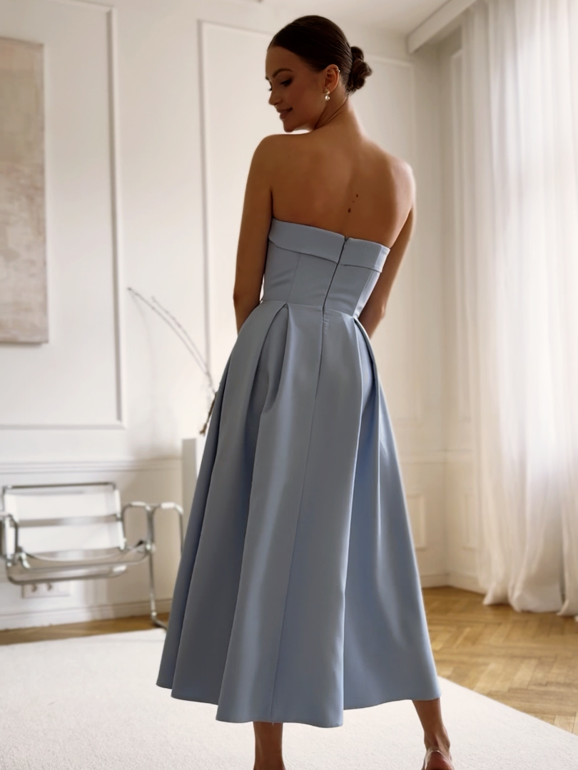 Harriet midi - błękitna gorsetowa sukienka bez ramiączek i plisowanymi zakładkami 