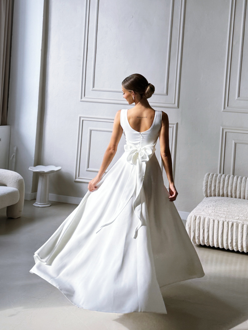 Josette - prosta suknia ślubna z dekoltem karo ozdobiona kokardą z tyłu