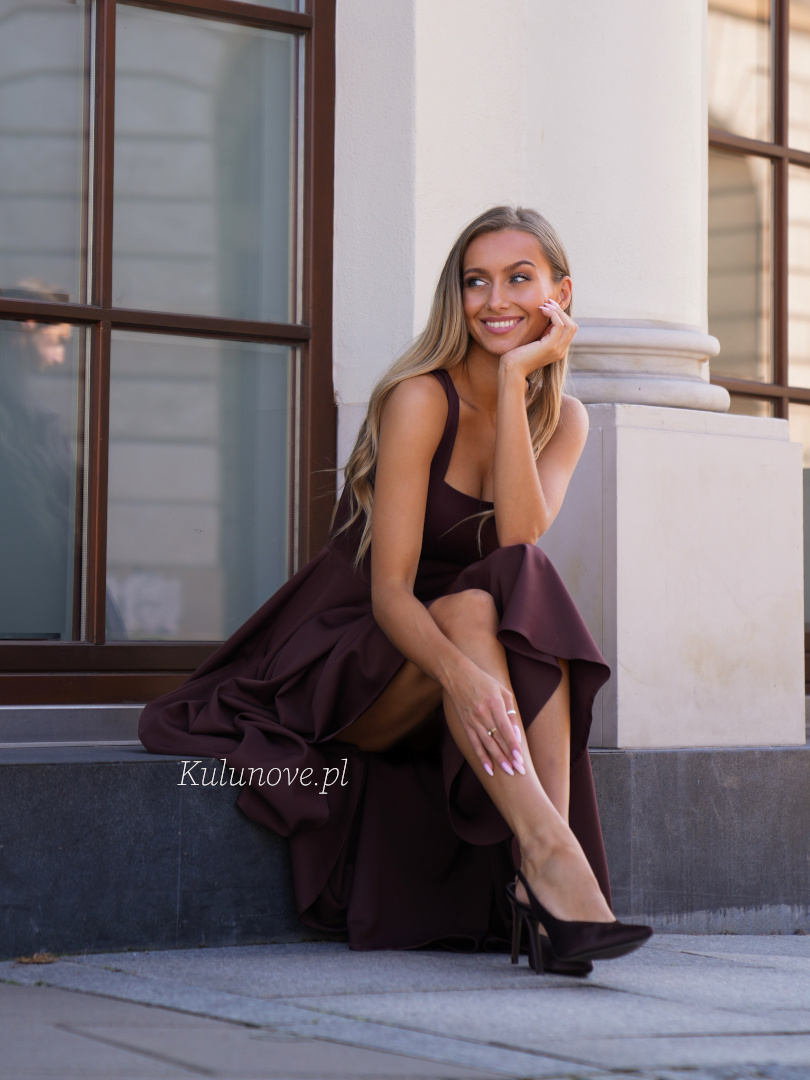 Karlie midi - czekoladowa sukienka o średniej długości na ramiączkach i prostym dekolcie  - Kulunove zdjęcie 4