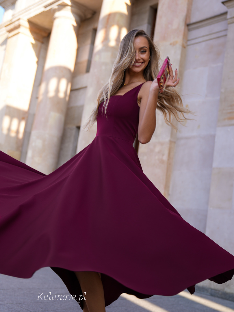 Karlie midi - bordowa sukienka z dopasowaną górą na ramiączkach i rozkloszowanym dołem o długości midi  - Kulunove zdjęcie 2