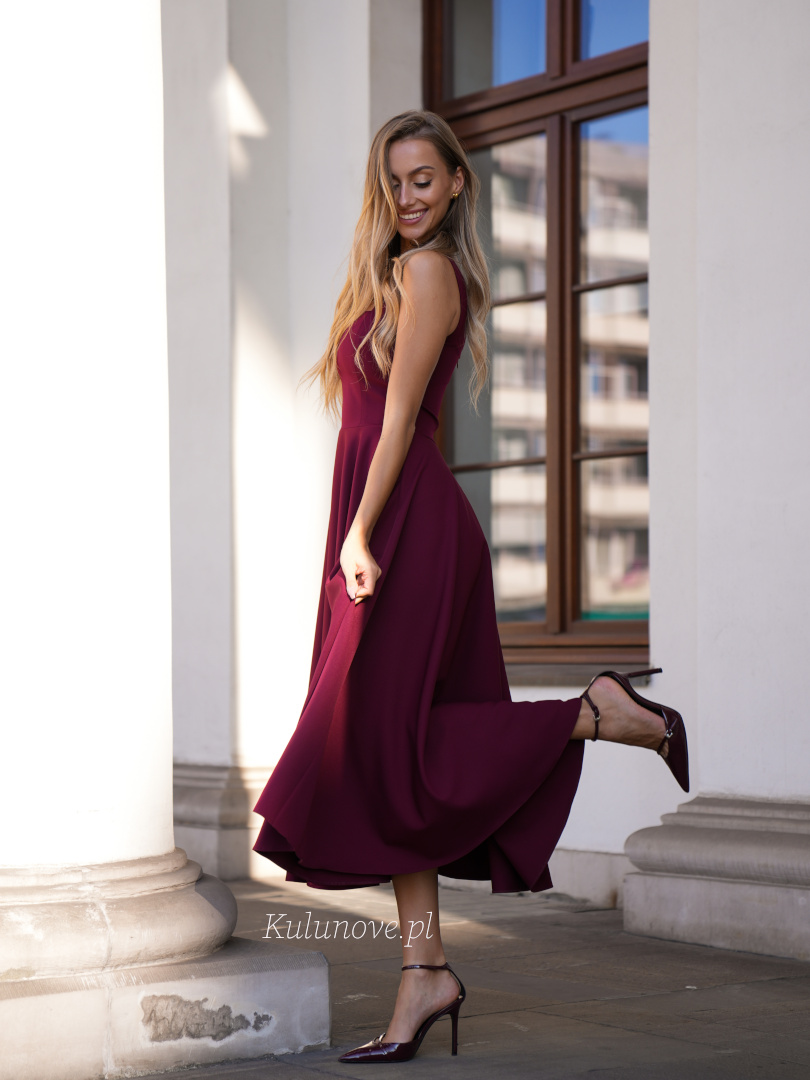 Karlie midi - bordowa sukienka z dopasowaną górą na ramiączkach i rozkloszowanym dołem o długości midi  - Kulunove zdjęcie 3
