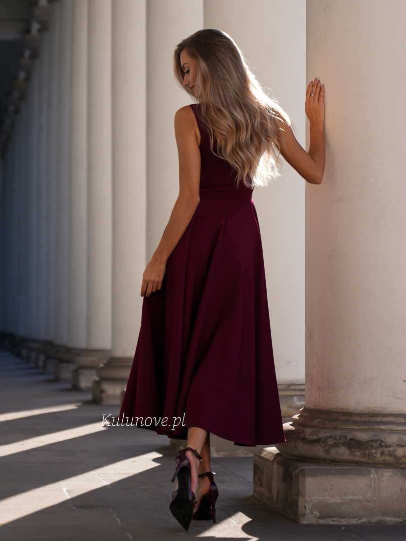 Karlie midi - bordowa sukienka z dopasowaną górą na ramiączkach i rozkloszowanym dołem o długości midi  - Kulunove zdjęcie 4