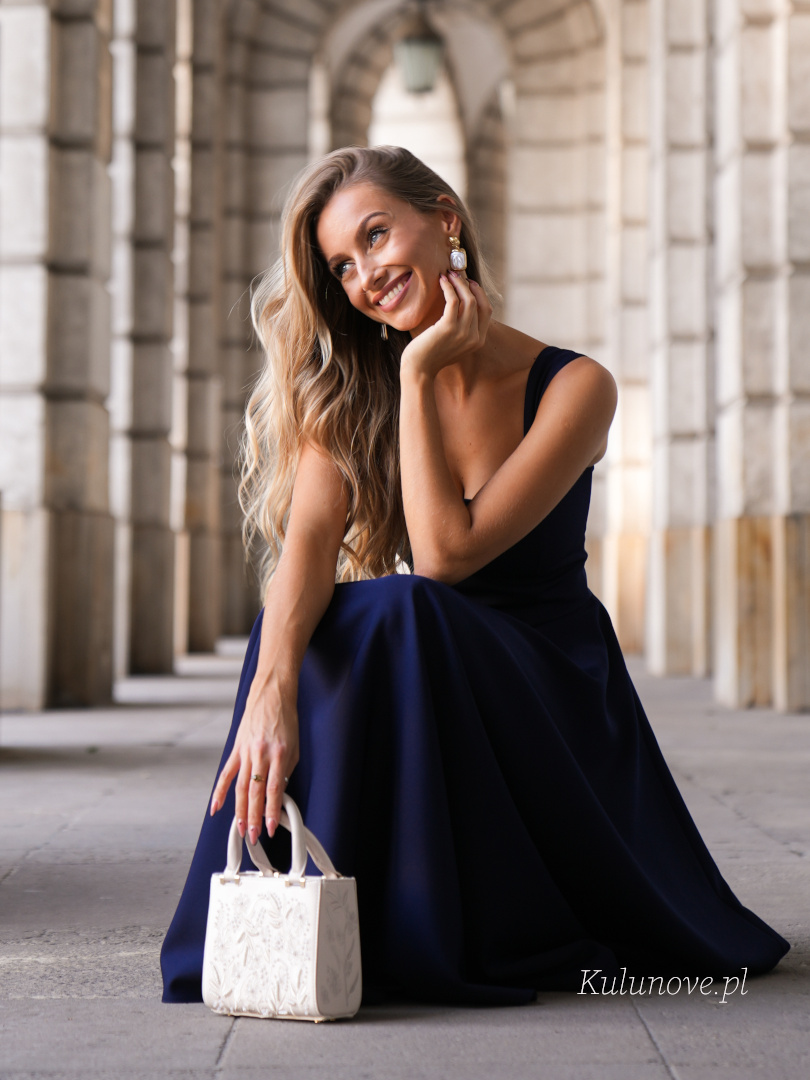 Karlie midi - granatowa sukienka midi na ramiączkach z kwadratowym dekoltem  - Kulunove zdjęcie 3