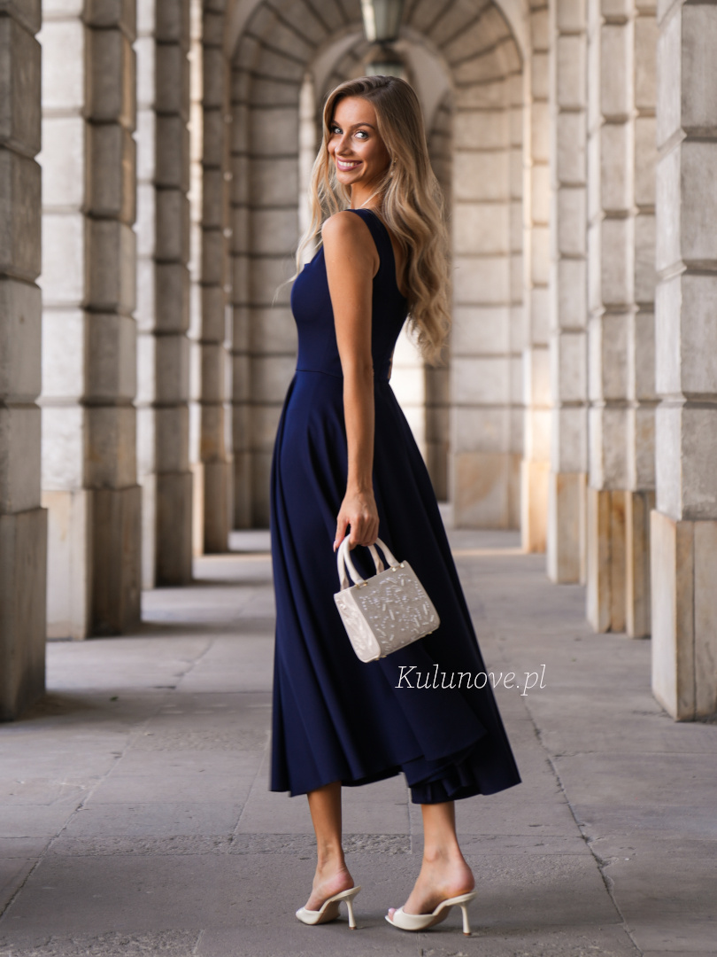 Karlie midi - granatowa sukienka midi na ramiączkach z kwadratowym dekoltem  - Kulunove zdjęcie 4