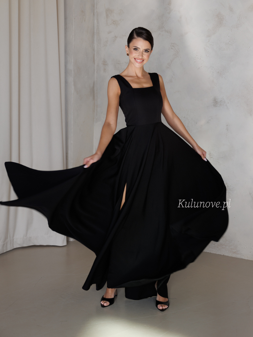 Karlie maxi - czarna rozkloszowana suknia z dekoltem karo na grubszych ramiączkach