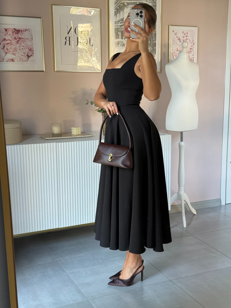 Karlie midi  - czarna rozkloszowana sukienka na grubszych ramiączkach z dekoltem karo  - Kulunove zdjęcie 3