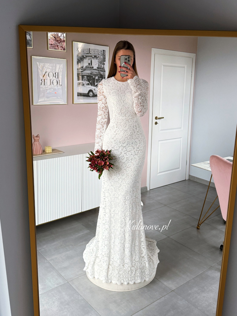 Kora - dopasowana koronkowa suknia ślubna na długi rękaw o kroju rybki