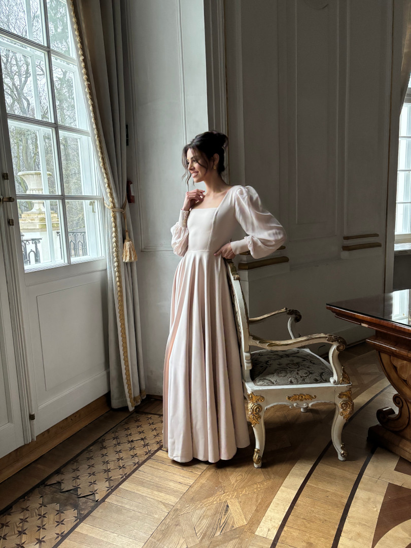 Lea A397 - jasnobeżowa rozłożysta sukienka z eleganckim dekoltem w kształcie karo i szyfonowymi rękawami 