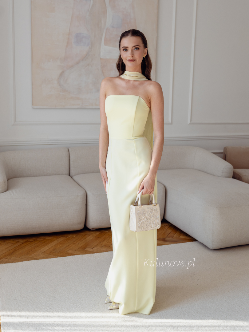 Liv maxi - maślana dopasowana suknia na przyjęcie z prostą gorsetową górą i ozdobnym szalem