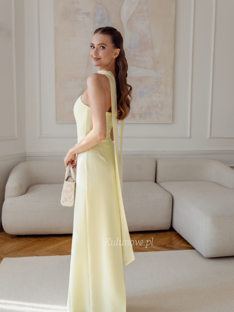 Liv maxi - maślana dopasowana suknia na przyjęcie z prostą gorsetową górą i ozdobnym szalem