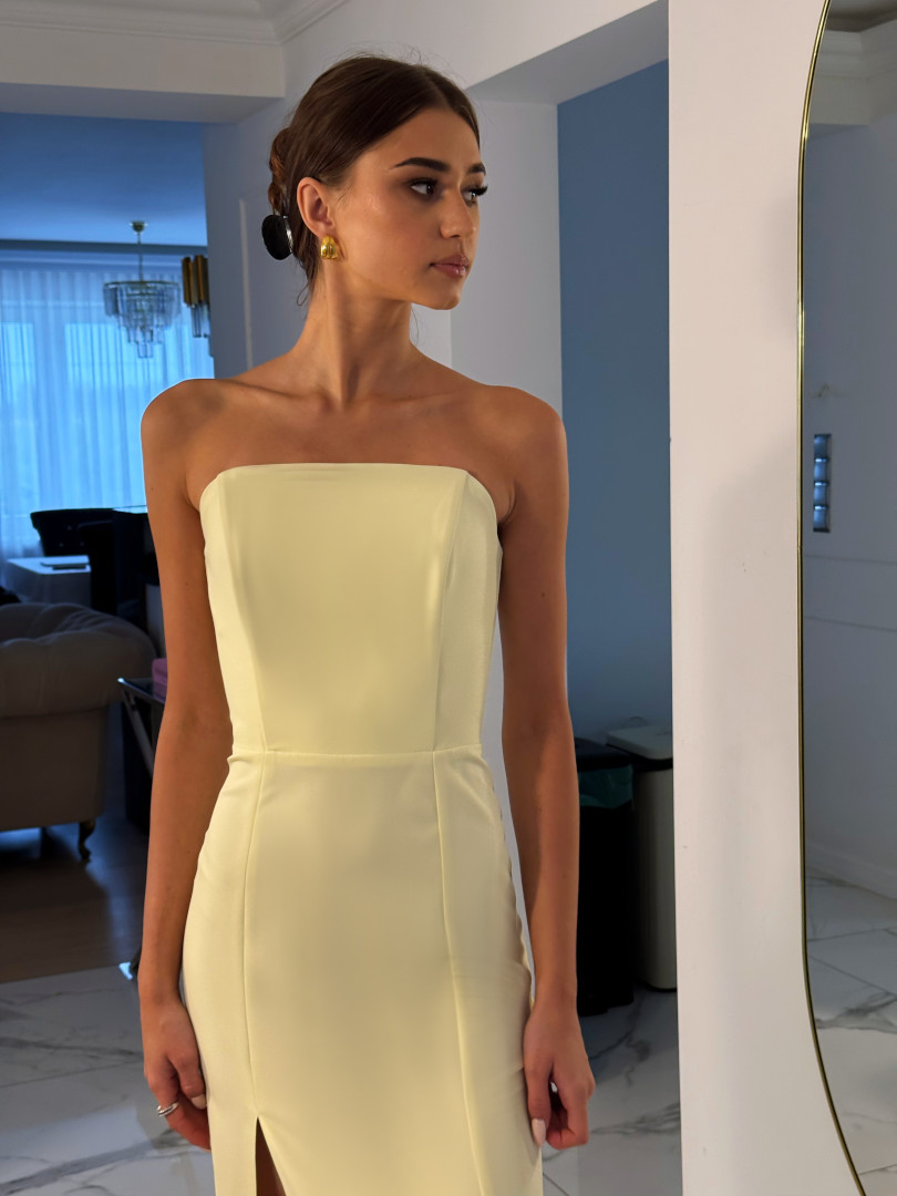 Emily - maślana prosta gorsetowa sukienka z rozcięciem na nogę - Kulunove zdjęcie 3