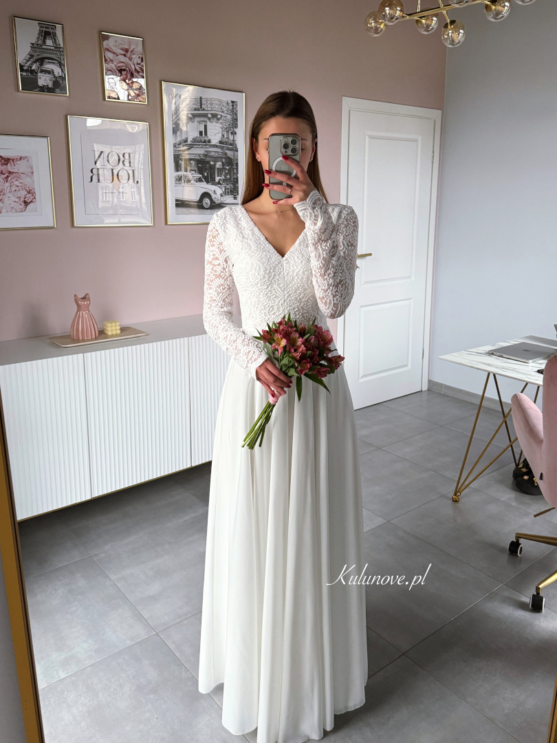 Meggy - suknia ślubna z koronkową górą na długi rękaw i z muślinowym zwiewnym dołem