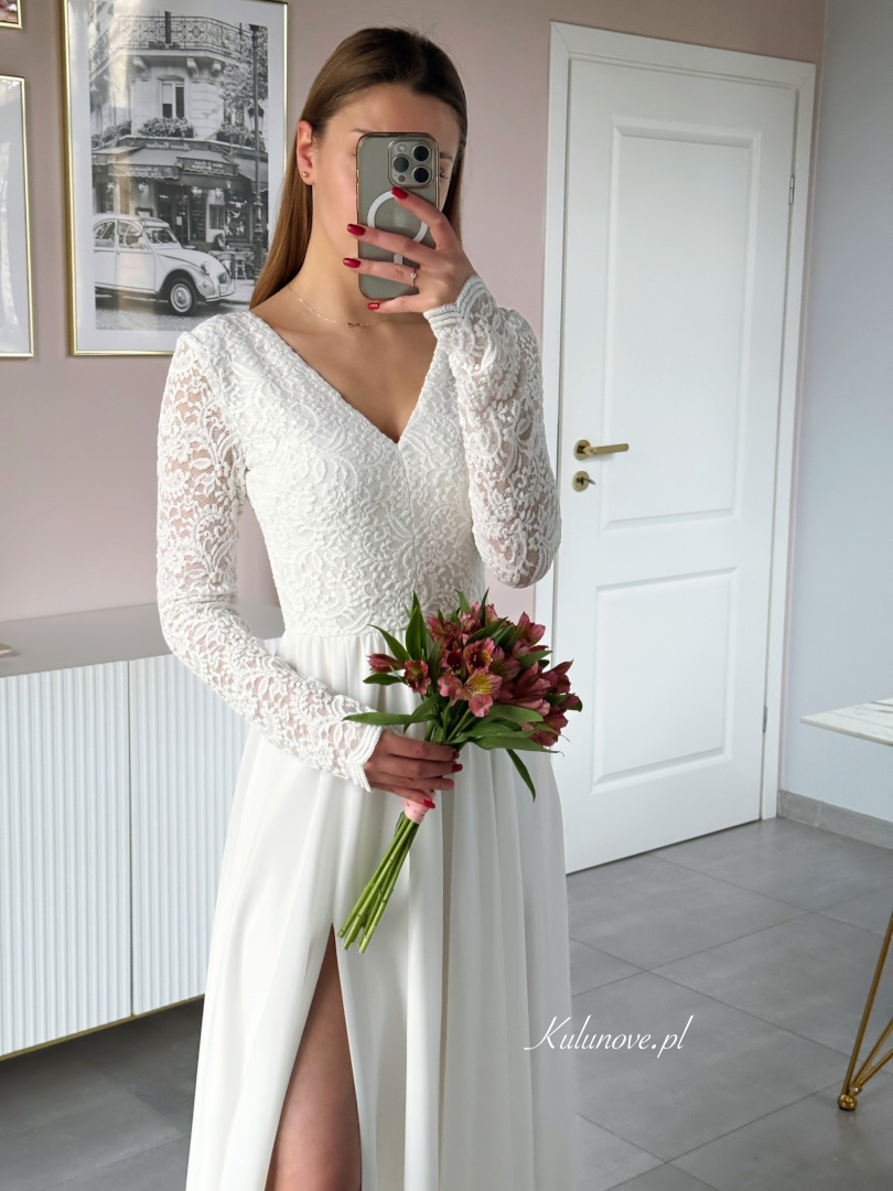 Meggy - suknia ślubna z koronkową górą na długi rękaw i z muślinowym zwiewnym dołem