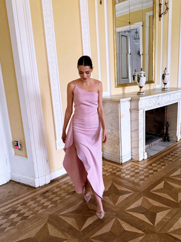 Miami - asymetryczna sukienka w kolorze pudrowo różowym z efektownym rozcięciem i falbanką