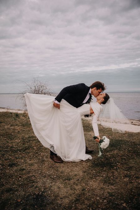 Krótki welon ślubny,  delikatnie zdobiony koralikami