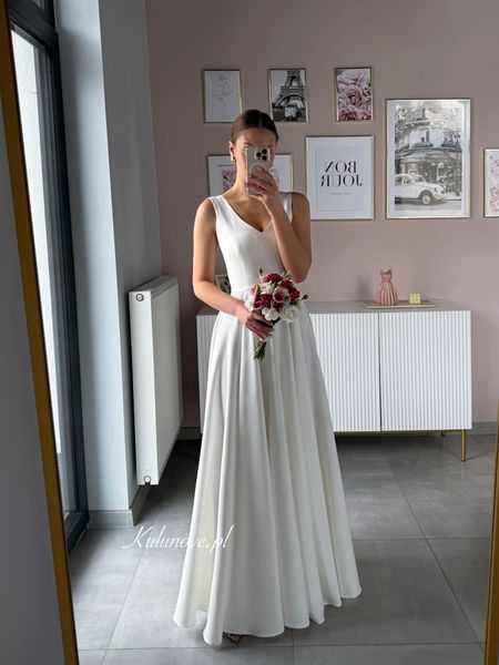 Cynthia - klasyczna, prosta suknia w kolorze śmietankowym