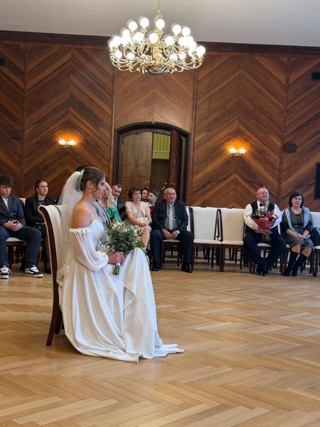 Florencja - gładka gorsetowa suknia ślubna ecru  z szyfonowymi rękawami z falbanką