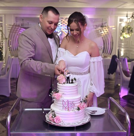 Florencja - gładka gorsetowa suknia ślubna ecru  z szyfonowymi rękawami z falbanką