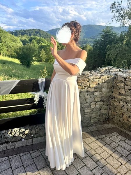 Angelina maxi - suknia ślubna w kolorze ecru szyta na szerokim kole z odkytymi ramionami