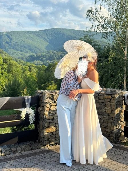 Angelina maxi - suknia ślubna w kolorze ecru szyta na szerokim kole z odkytymi ramionami