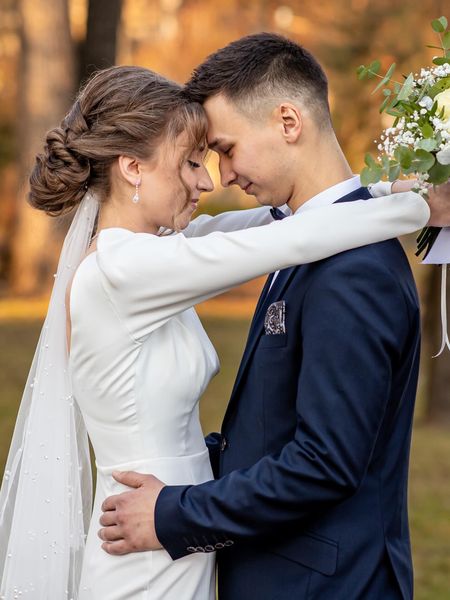 Gabriella - klasyczna, prosta suknia ślubna na długi rękaw z bufkami