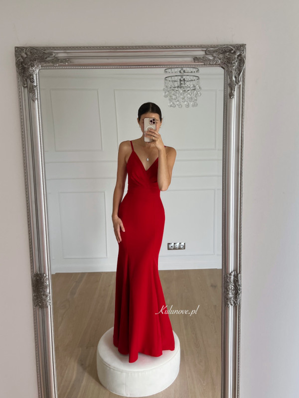 Andrea rybka - czerwona przylegająca sukienka z kopertowym dekoltem z marszczeniami