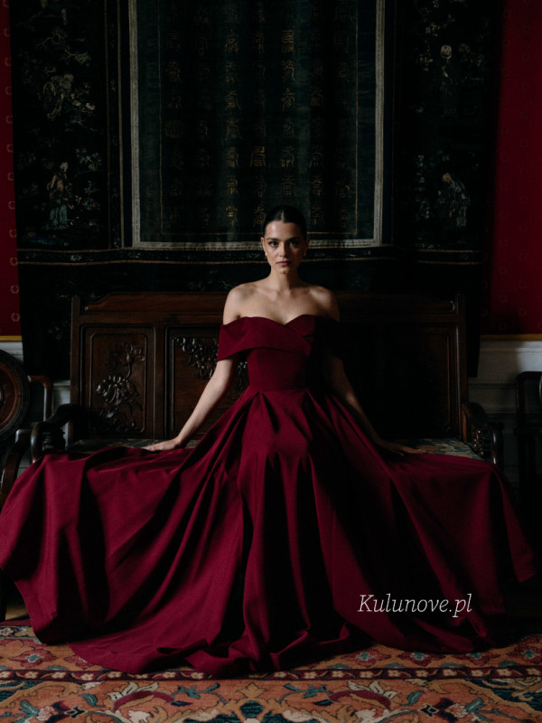 Angelina maxi - bordowa sukienka z opadającym rękawkiem szyta na szerokim kole