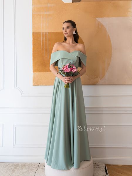 Angelina maxi - elegancka szałwiowa sukienka z odkrytymi ramionami, opadającymi rękawkami i rozkloszowanym dołem
