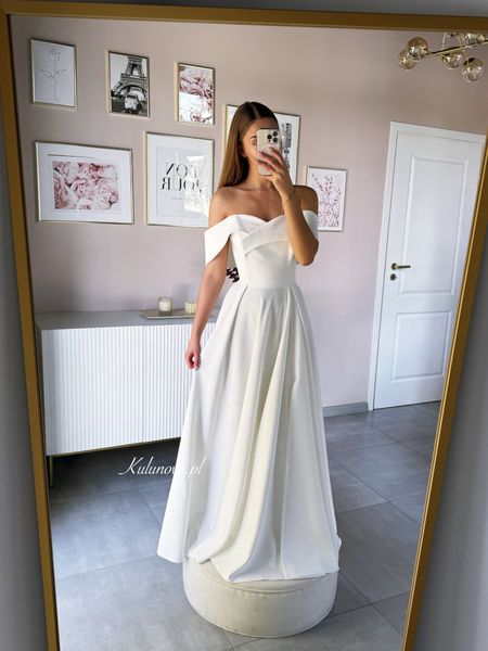 Angelina maxi - suknia ślubna w kolorze ecru szyta na szerokim kole z odkytymi ramionami