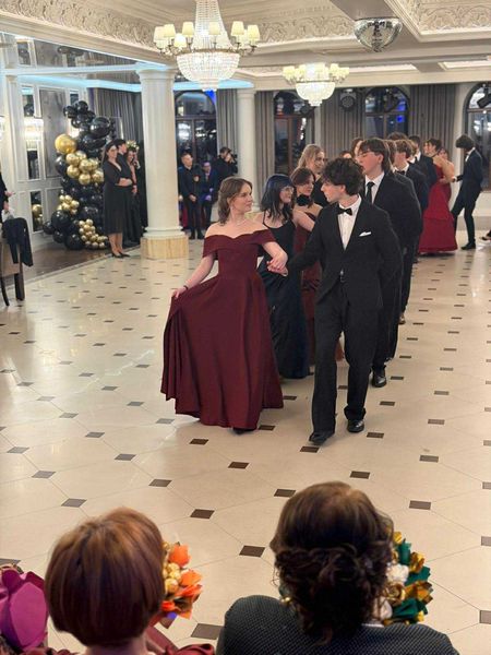 Angelina maxi - bordowa sukienka z opadającym rękawkiem szyta na szerokim kole