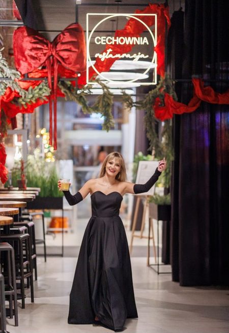  Judith - klasyczna gorsetowa sukienka czarna maxi z dodatkowymi prostymi rękawami