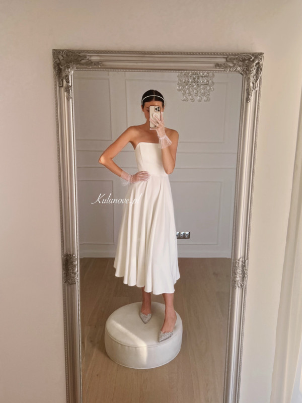 Bridget ecru - rozkloszowana suknia średniej długości z prostym gorsetem i odkrytymi ramionami