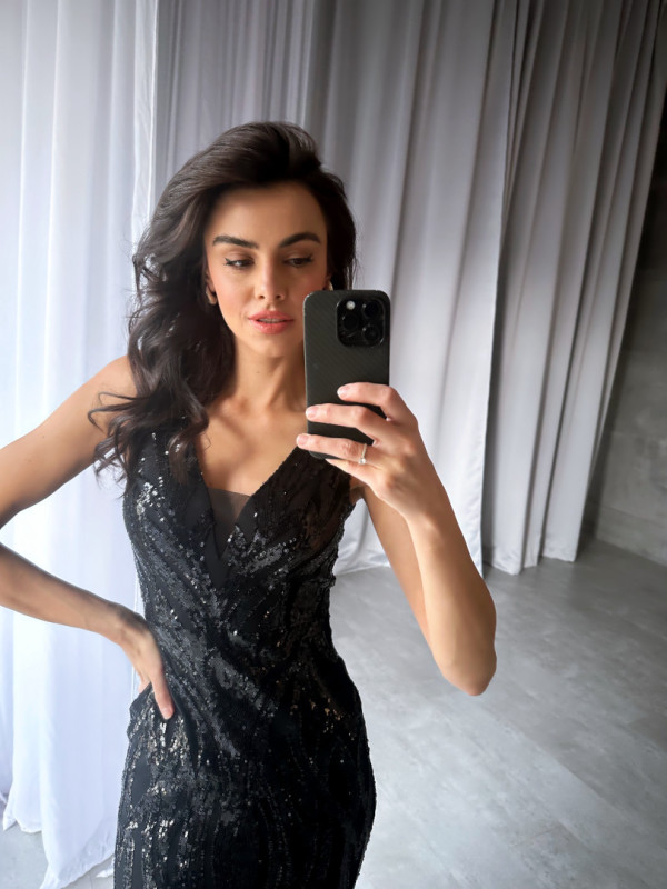 Diamond black- połyskująca dopasowana czarna sukienka na grubszych ramiączkach
