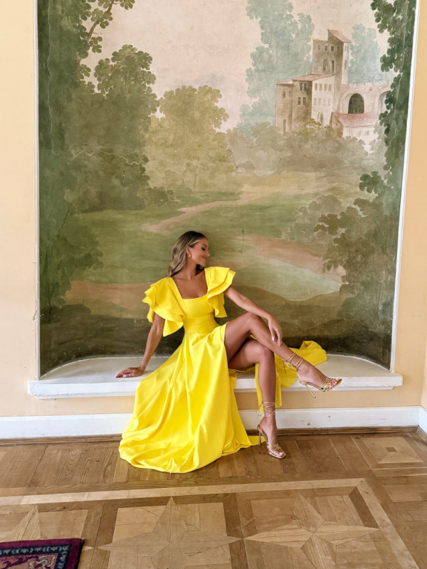 Kleo - żółta rozkloszowana sukienka maxi z dekoltem karo i motylkowymi rękawkami