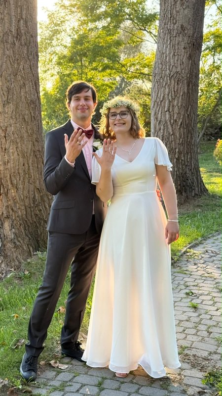 Kylie - prosta suknia ślubna z krótkim szyfonowym rękawem