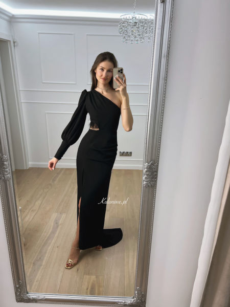 Rachel - czarna sukienka maxi na jedno ramię z piórami w talii idealna na studniówkę