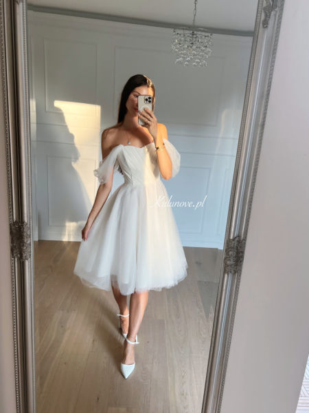 Selena - tiulowa suknia ślubna midi  ecru z opadającym  rękawem