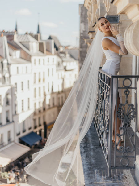 Długi welon katedralny o gładkim tiulowym wykończeniu