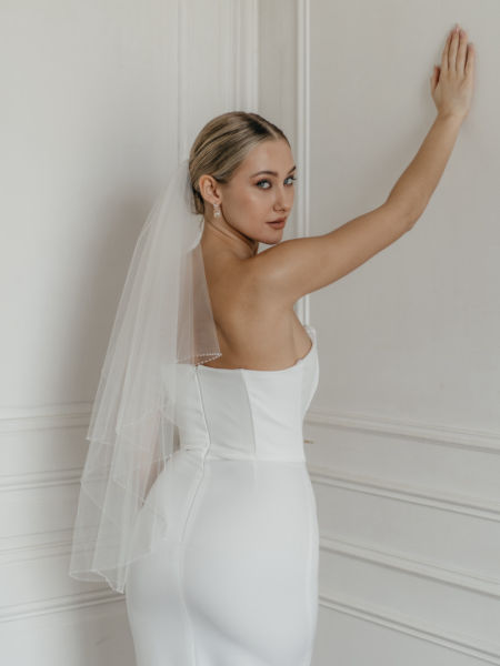 Krótki welon ślubny,  delikatnie zdobiony koralikami