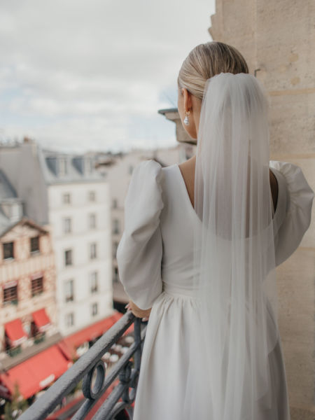 Gładki krótki welon ślubny w kolorze śmietankowym, ecru