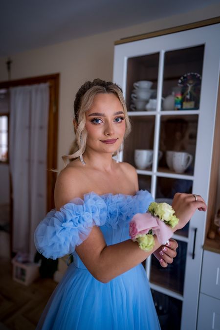 Moana - błękitna tiulowa sukienka z wiązanym gorsetem odkrywającym ramiona