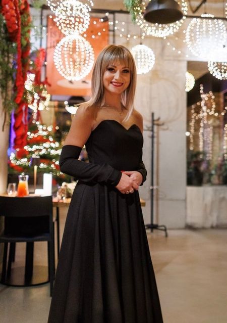  Judith - klasyczna gorsetowa sukienka czarna maxi z dodatkowymi prostymi rękawami