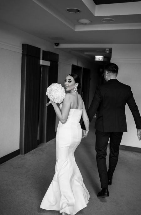 Emily rybka - prosta gorsetowa dopasowana sukienka ślubna w kolorze ecru