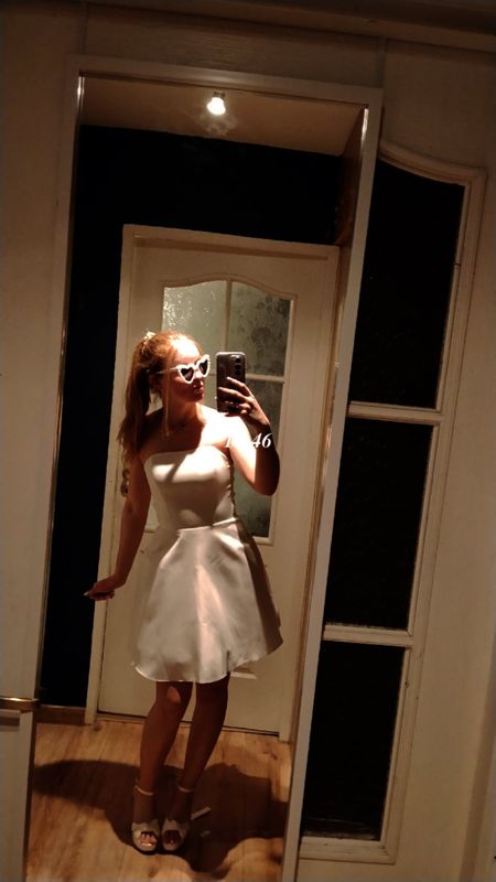 Venice - biała gorsetowa sukienka mini bez ramion z ozdobną kokardą z tyłu 