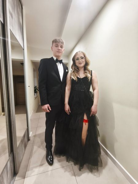 Oktavia II -  czarna długa sukienka z cekinowym gorsetem z falbaniastym dołem