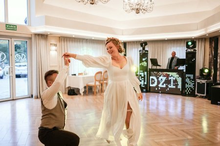 Taylor - rozkloszowana długa suknia ślubna ecru z bufiastymi rękawami i kieszeniami