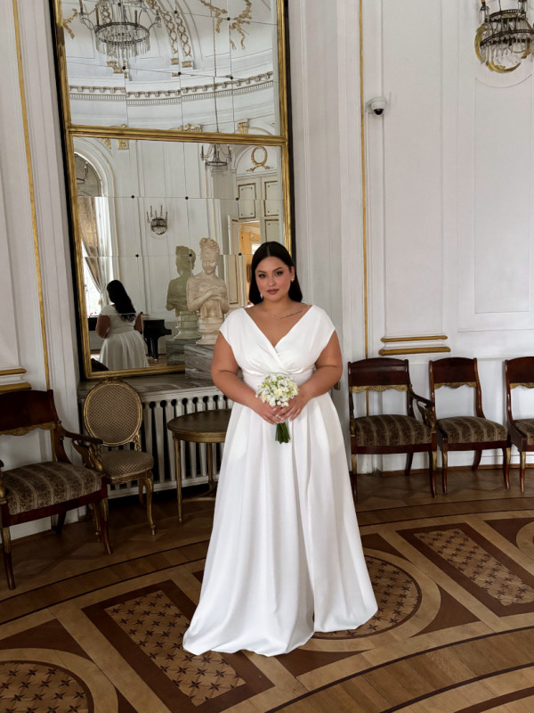 Jolie maxi - suknia ślubna w kolorze ecru delikatnie zakrywająca ramiona i marszczeniami na dekolcie