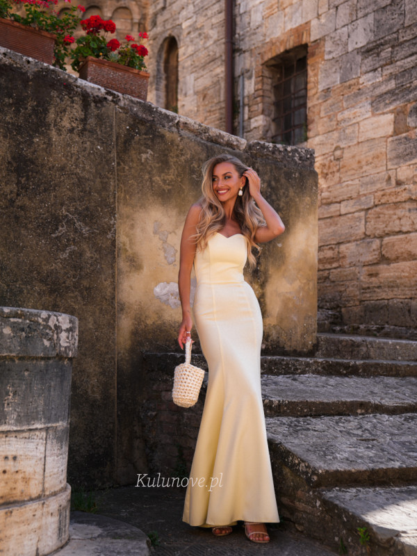 Monalisa - żółta dopasowana sukienka w kształcie rybki i dekoltem w serce