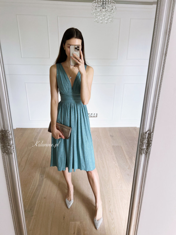 Penelope midi - szałwiowa brokatowa sukienka za kolano na grubszych ramiączkach