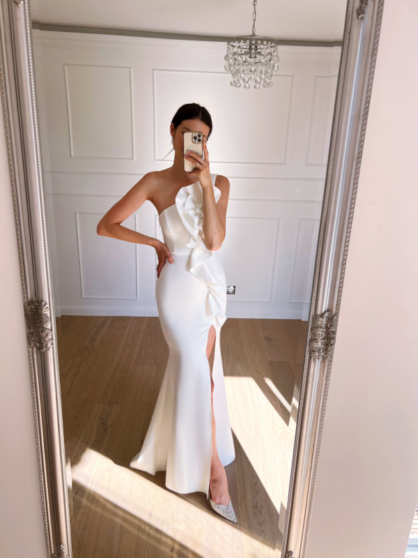 Ronda - dopasowana suknia ślubna na jedno ramię z ozdobnym kwiatem z falbaną